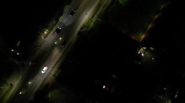 Aydınlanmış Orta Hatfield Şehri ve İngiltere 'nin Hertfordshire şehir merkezinin Yüksek Açı Görüntüleri, Karanlık Gece sırasında Birleşik Krallık. 9 Mart 2024