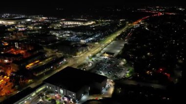 Aydınlanmış Orta Hatfield Şehri ve İngiltere 'nin Hertfordshire şehir merkezinin Yüksek Açı Görüntüleri, Karanlık Gece sırasında Birleşik Krallık. 9 Mart 2024