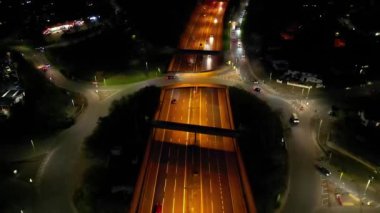 Aydınlanmış Orta Hatfield Şehri ve İngiltere 'nin Hertfordshire şehir merkezinin Yüksek Açı Görüntüleri, Karanlık Gece sırasında Birleşik Krallık. 9 Mart 2024