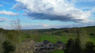 İngiliz Tarım Çiftliklerinin Kırsal Açı Manzarası ve İngiltere, Rotherham yakınlarındaki Güzel Tepeler Manzarası. 30 Nisan 2024