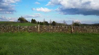 İngiliz Tarım Çiftliklerinin Kırsal Açı Manzarası ve İngiltere, Rotherham yakınlarındaki Güzel Tepeler Manzarası. 30 Nisan 2024