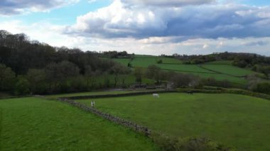 İngiliz Tarım Çiftliklerinin Kırsal Açı Manzarası ve İngiltere, Rotherham yakınlarındaki Güzel Tepeler Manzarası. 30 Nisan 2024
