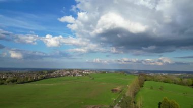 İngiliz Tarım Çiftliklerinin Kırsal Açı Manzarası ve İngiltere, Rotherham yakınlarındaki Güzel Tepeler Manzarası. 30 Nisan 2024