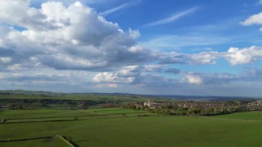 İngiliz Tarım Çiftliklerinin Kırsal Açı Manzarası ve İngiltere, Rotherham yakınlarındaki Güzel Tepeler Manzarası. 30 Nisan 2024