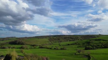 İngiliz Tarım Çiftliklerinin Kırsal Açı Manzarası ve İngiltere, Rotherham yakınlarındaki Güzel Tepeler Manzarası. 30 Nisan 2024