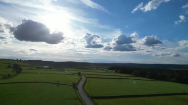 İngiliz Tarım Çiftliklerinin Kırsal Açı Manzarası ve İngiltere, Rotherham yakınlarındaki Güzel Tepeler Manzarası. 30 Nisan 2024