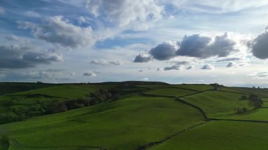 İngiliz Tarım Çiftliklerinin Kırsal Açı Manzarası ve İngiltere, Rotherham yakınlarındaki Güzel Tepeler Manzarası. 30 Nisan 2024