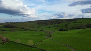 İngiliz Tarım Çiftliklerinin Kırsal Açı Manzarası ve İngiltere, Rotherham yakınlarındaki Güzel Tepeler Manzarası. 30 Nisan 2024