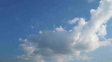 İngiltere 'de Hızlı Hareket Eden Fırtına Bulutlarının Zaman Süratli Görüntüsü.