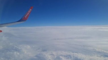 3 Eylül 2024 'te Londra Luton' dan Glasgow City 'ye yapılan uçuş sırasında uçağın penceresinden Yüksek Açılı Bulut ve Gökyüzü