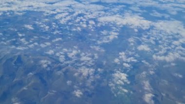 3 Eylül 2024 'te Londra Luton' dan Glasgow City 'ye yapılan uçuş sırasında uçağın penceresinden Yüksek Açılı Bulut ve Gökyüzü