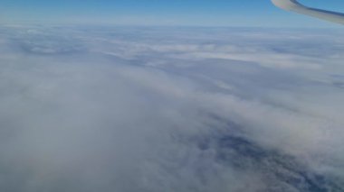 3 Eylül 2024 'te Londra Luton' dan Glasgow City 'ye yapılan uçuş sırasında uçağın penceresinden Yüksek Açılı Bulut ve Gökyüzü