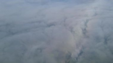 3 Eylül 2024 'te Londra Luton' dan Glasgow City 'ye yapılan uçuş sırasında uçağın penceresinden Yüksek Açılı Bulut ve Gökyüzü