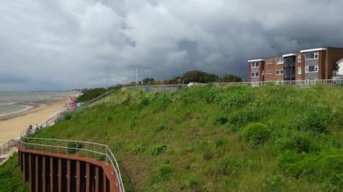 Daha çok Bulutlu ve Rüzgarlı bir günde, İngiltere 'nin Brighton City yakınlarındaki Holland Town' un yüksek açılı görüntüsü. 22 Mayıs 2024