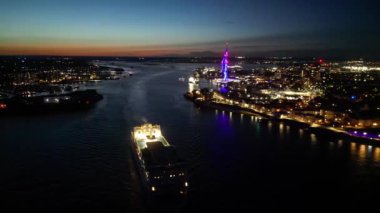 Ocean Edge 'deki Portsmouth Central City ve Rıhtımlarının Günbatımından Sonra Yüksek Açılı Gece Görüntüleri. İngiltere Birleşik Krallığı. 15 Mayıs 2024