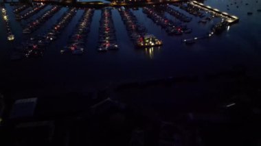 Ocean Edge 'deki Portsmouth Central City ve Rıhtımlarının Günbatımından Sonra Yüksek Açılı Gece Görüntüleri. İngiltere Birleşik Krallığı. 15 Mayıs 2024