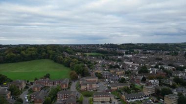 İngiltere 'nin Luton şehrinin hava görüntüleri 24 Eylül 2024' te çoğunlukla bulutlu bir günde çekildi.