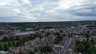İngiltere 'nin Luton şehrinin hava görüntüleri 24 Eylül 2024' te çoğunlukla bulutlu bir günde çekildi.