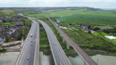 Medway Birimi 'ndeki Rochester Town ve İngiltere' de Thames Nehri üzerinde yer almaktadır. Yüksek Açılı Drone 'un Kamera Görüntüsü 20 Nisan 2024' te çekildi.