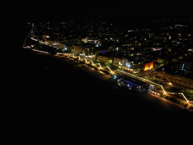 9 Mayıs 2024 'te İngiltere' nin Aydınlanmış Eastbourne Şehri Yüksek Açı Görünümü