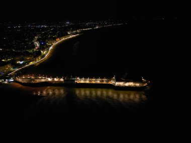 9 Mayıs 2024 'te İngiltere' nin Aydınlanmış Eastbourne Şehri Yüksek Açı Görünümü