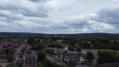 29 Eylül 2024 'te çoğunlukla bulutlu ve yağmurlu bir günde Kuzey Londra' da yer alan Güney Watford şehrinin yüksek açılı görüntüleri