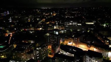 İngiltere 'nin güneybatısındaki Central Bristol Downtown City' deki Aydınlanmış Binaların Hava Görüntüsü, İngiltere, Midnight sırasında. 26 Mayıs 2024