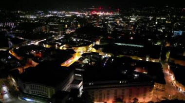 İngiltere 'nin güneybatısındaki Central Bristol Downtown City' deki Aydınlanmış Binaların Hava Görüntüsü, İngiltere, Midnight sırasında. 26 Mayıs 2024