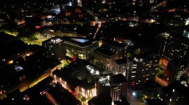 İngiltere 'nin güneybatısındaki Central Bristol Downtown City' deki Aydınlanmış Binaların Hava Görüntüsü, İngiltere, Midnight sırasında. 26 Mayıs 2024