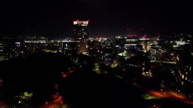 İngiltere 'nin güneybatısındaki Central Bristol Downtown City' deki Aydınlanmış Binaların Hava Görüntüsü, İngiltere, Midnight sırasında. 26 Mayıs 2024