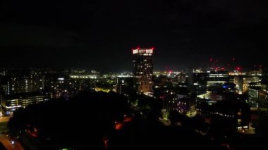 İngiltere 'nin güneybatısındaki Central Bristol Downtown City' deki Aydınlanmış Binaların Hava Görüntüsü, İngiltere, Midnight sırasında. 26 Mayıs 2024