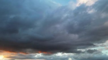 İngiltere üzerinde Zaman Hızlandırılmış Dramatik ve Eşsiz Bulutlar ve Gökyüzü Büyük Britanya. Görüntü İHA 'nın Yüksek İrtifa Kamerasıyla çekildi.