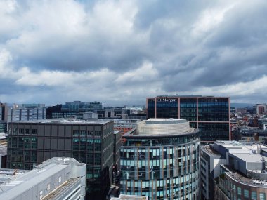 Büyük Britanya 'nın Clyde Nehri' nden İskoçya 'nın merkez Glasgow şehrindeki hava manzaralı binalar. 5 Haziran 2024