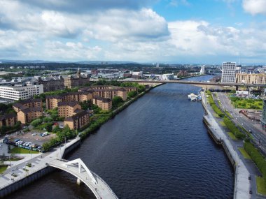 Büyük Britanya 'nın Clyde Nehri' nden İskoçya 'nın merkez Glasgow şehrindeki hava manzaralı binalar. 5 Haziran 2024