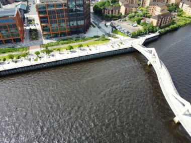 Büyük Britanya 'nın Clyde Nehri' nden İskoçya 'nın merkez Glasgow şehrindeki hava manzaralı binalar. 5 Haziran 2024