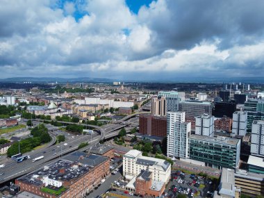 Büyük Britanya 'nın Clyde Nehri' nden İskoçya 'nın merkez Glasgow şehrindeki hava manzaralı binalar. 5 Haziran 2024