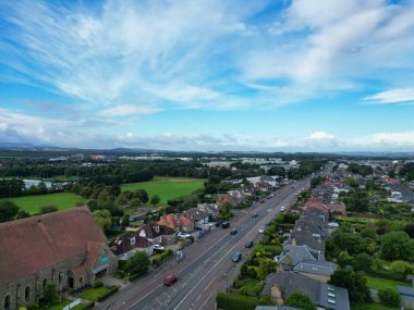 29 Ağustos 2024 'te kısmen bulutlu bir günde İskoçya' nın merkezi Edinburgh şehrinin yüksek açılı görüntüsü