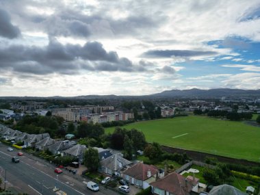 29 Ağustos 2024 'te kısmen bulutlu bir günde İskoçya' nın merkezi Edinburgh şehrinin yüksek açılı görüntüsü