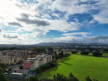 29 Ağustos 2024 'te kısmen bulutlu bir günde İskoçya' nın merkezi Edinburgh şehrinin yüksek açılı görüntüsü