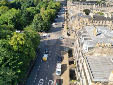 29 Ağustos 2024 'te kısmen bulutlu bir günde İskoçya' nın merkezi Edinburgh şehrinin yüksek açılı görüntüsü