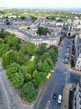 29 Ağustos 2024 'te kısmen bulutlu bir günde İskoçya' nın merkezi Edinburgh şehrinin yüksek açılı görüntüsü