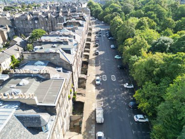 29 Ağustos 2024 'te kısmen bulutlu bir günde İskoçya' nın merkezi Edinburgh şehrinin yüksek açılı görüntüsü