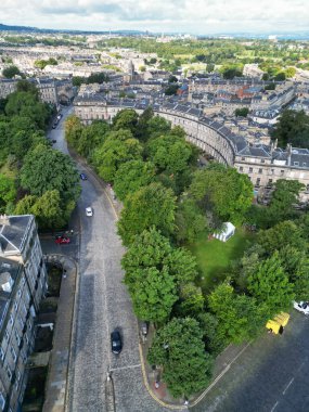 29 Ağustos 2024 'te kısmen bulutlu bir günde İskoçya' nın merkezi Edinburgh şehrinin yüksek açılı görüntüsü