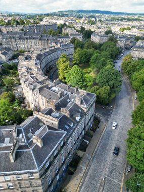 29 Ağustos 2024 'te kısmen bulutlu bir günde İskoçya' nın merkezi Edinburgh şehrinin yüksek açılı görüntüsü