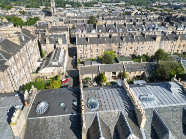 29 Ağustos 2024 'te kısmen bulutlu bir günde İskoçya' nın merkezi Edinburgh şehrinin yüksek açılı görüntüsü