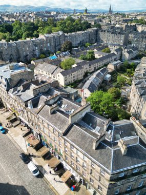 29 Ağustos 2024 'te kısmen bulutlu bir günde İskoçya' nın merkezi Edinburgh şehrinin yüksek açılı görüntüsü