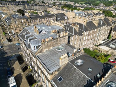 29 Ağustos 2024 'te kısmen bulutlu bir günde İskoçya' nın merkezi Edinburgh şehrinin yüksek açılı görüntüsü