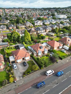 29 Ağustos 2024 'te kısmen bulutlu bir günde İskoçya' nın merkezi Edinburgh şehrinin yüksek açılı görüntüsü