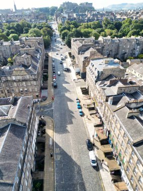 29 Ağustos 2024 'te kısmen bulutlu bir günde İskoçya' nın merkezi Edinburgh şehrinin yüksek açılı görüntüsü