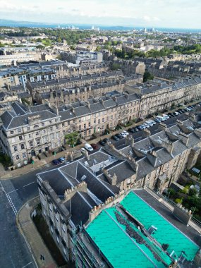 29 Ağustos 2024 'te kısmen bulutlu bir günde İskoçya' nın merkezi Edinburgh şehrinin yüksek açılı görüntüsü